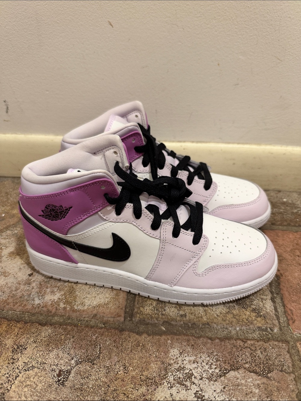 Nike Jordan - High/Mid Tops - Picture 2 of 4